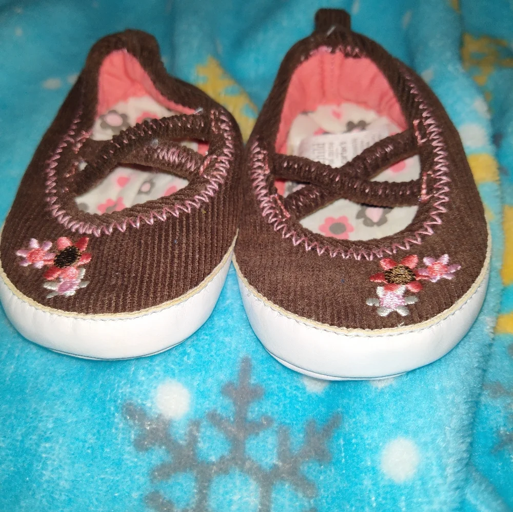 👶 Carter’s Child of Mine Baby Shoes – Size 3–6 Months